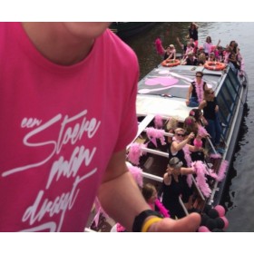 Stoere man draagt roze grappige t-shirts