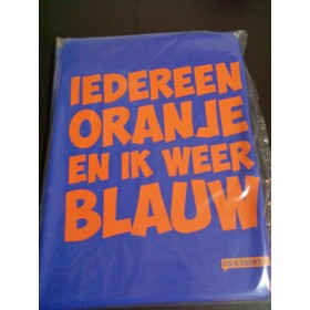 Iedereen oranje en ik weer blauw, oranje shirt