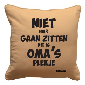 Niet hier gaan zitten dit is OMA's plekje. Leuk kussentje