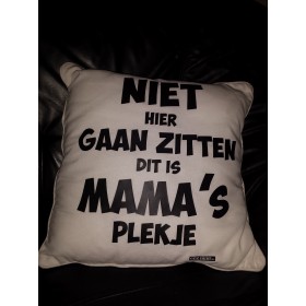 Niet hier gaan zitten dit is MAMA's plekje. Leuk kussentje