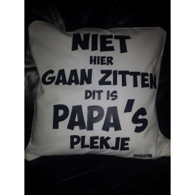 Niet hier gaan zitten dit is PAPA's plekje. Leuk kussentje.