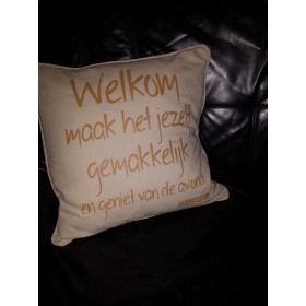 Welkom maak het jezelf gemakkelijk en geniet van de avond. Een leuk kussentje