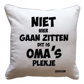 Niet hier gaan zitten dit is OMA's plekje. Leuk kussentje